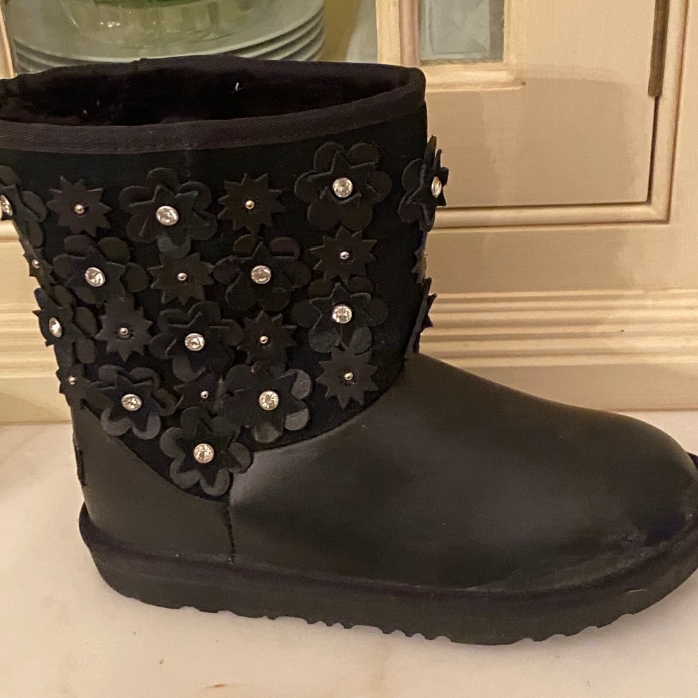 UGG new woman size 5